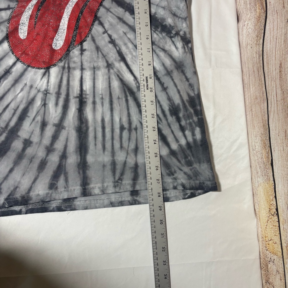The Rolling Stones Men's M Gray Tie-Dye Logo with Red Tongue - Picture 6 of 6